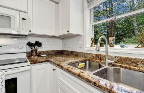 Spacious Mountain Retreat with Bonus Game Room Near Asheville, Barnardsville, NC - Foto 36