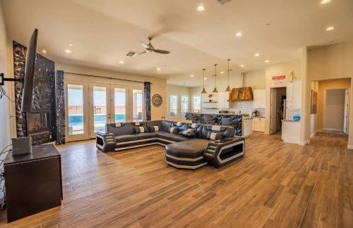 3400 SqFt House W/40Ft Heated Pool/Spa- Strip View - Photo 6