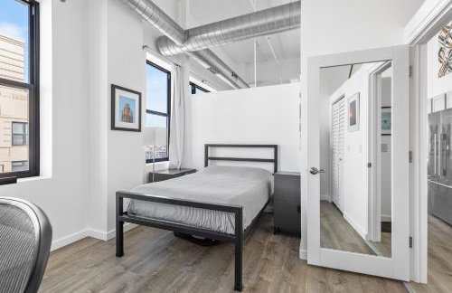 Modern Historic Loft 19ft Ceilings, Gym, Heated Parking, Skyline Views, Balcony - Foto 8