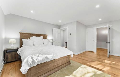 Family Getaway Walkable to Town - Foto 26