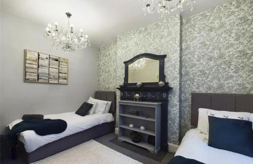 Montague House Town Centre sleeps up to 12 guests - Photo 11