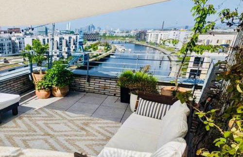 Stylish Riverfront Penthouse with Skyline View - Foto 29