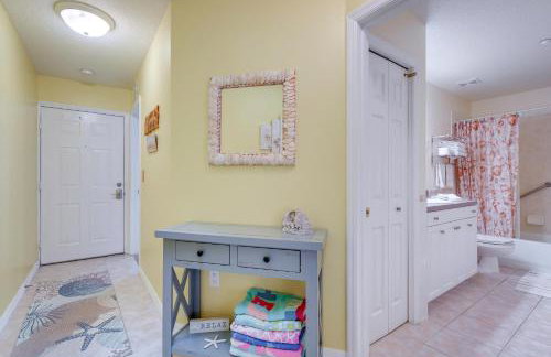 Large Balcony and Water Views Indian Shores Condo! - Foto 12