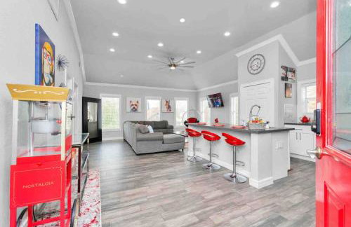 Prolific Red Luxe: Private Deck + Stylish Living - Photo 7