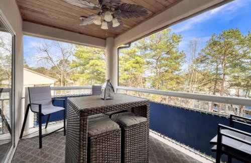 Lake front Keowee Condo with Balcony & Resort Amenities! 20 min to Clemson condo - Foto 4