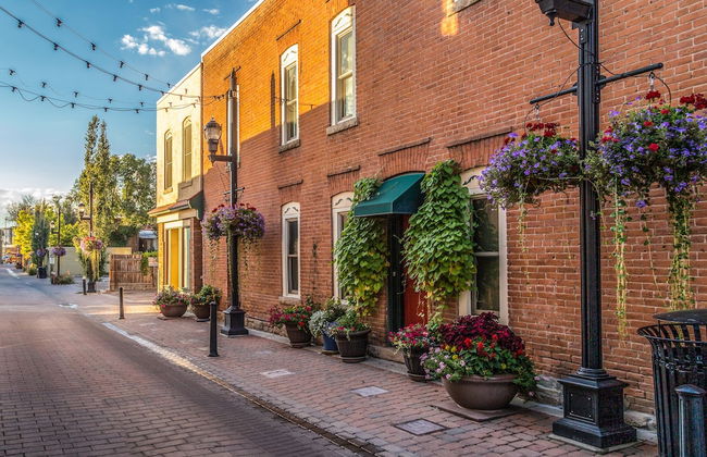 Elegant Loft-style Retreat in Old Firehouse Alley - Foto 25