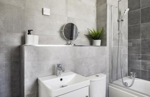 2Bed Flat-Secured Free Parking-by Holiday Homes - Photo 16