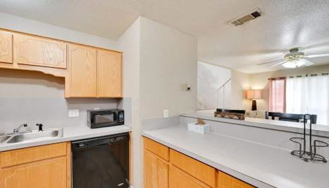 Modern 2BR Stay with Large Parking Pet Friendly - Foto 3
