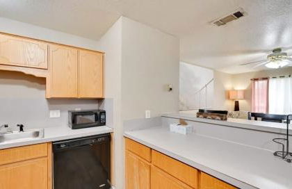 Modern 2BR Stay with Large Parking Pet Friendly - Foto 3