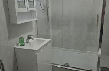 Modern 3 Bed Home Central Location free WiFi Netflix and street parking - Foto 18