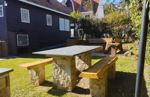 Chale de Madeira - Lareira e Fogueira---lindo gramado com mesa para café da manhã, churrasqueira e fogueira - Foto 47