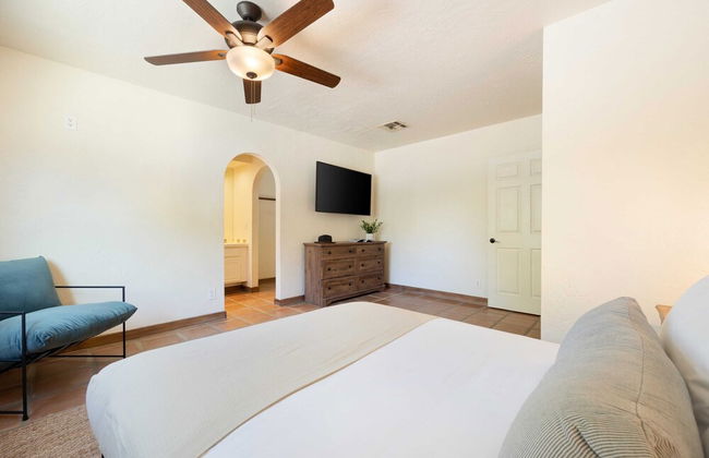 Starlight Estate by Avantstay 26 People! Architectual Mansion w/ Pool, Tennis Court, Game Room - Photo 7