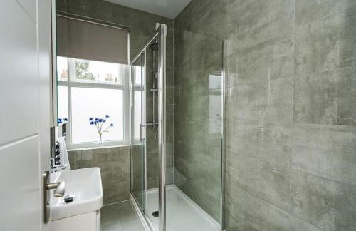 Newly Renovated Modern 4 Bed 3 Bath Apartment London - Foto 62