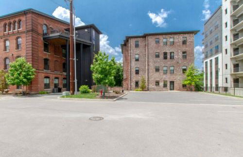 Amazing Amenities and Location - 1 Bedroom Condo - Foto 33