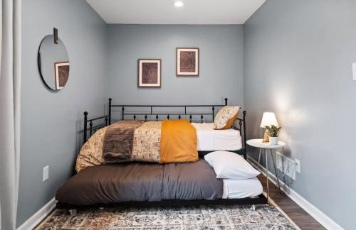 Hot Tub N64 Mins to Downtown Sleeps 8 - Foto 30