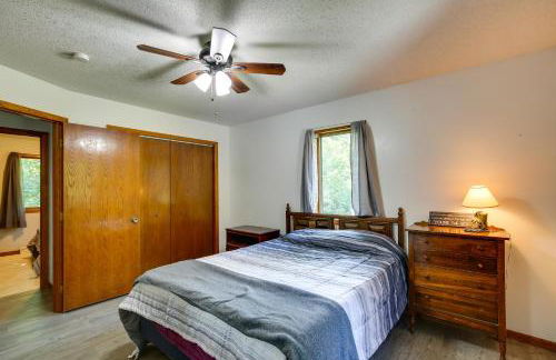 2 Mi to Cedar Lake Quiet Home with Fire Pit and Deck - Foto 24