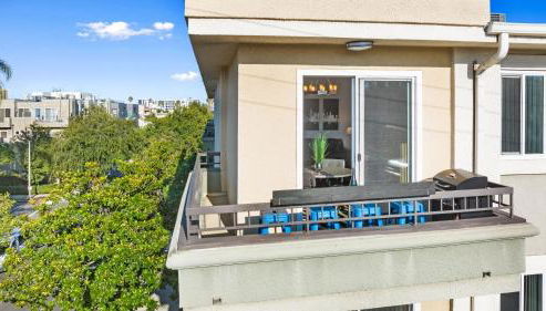 Beverly Hills Penthouse 2 BR Apt with Parking 407 - Photo 4