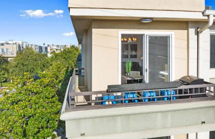 Beverly Hills Penthouse 2 BR Apt with Parking 407 - Photo 4