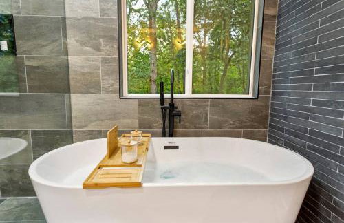 Stylish Lakehouse with Black-and-White Modern Design near Lake Hartwell, Clemson SC - Foto 21