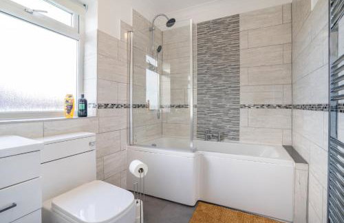 Stylish 3 Bed House-Free Parking - by Holiday Homes - Photo 7