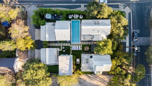 Sleeps 32 Private Compound w Putting Green Bouldin Collective by AvantStay - Foto 2, Other