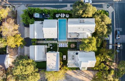 Sleeps 32 Private Compound w Putting Green Bouldin Collective by AvantStay - Foto 2