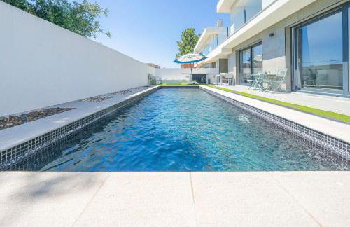 Black Pool House just 10 minutes away from the beach - Foto 4