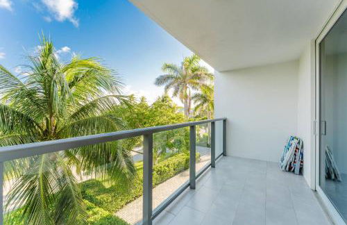 Boca Beachside 2BR 2BA with Pool and Balcony Steps to Sand - Foto 48
