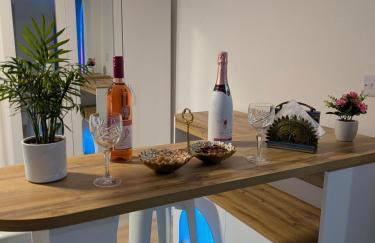 Luxury Santorini Boutique Suite with a Mediterranean Soul - 15m to Heathrow Windsor Ascot Legoland with Free Parking - Foto 12