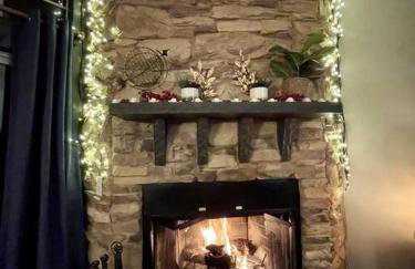 Gorgeous cabin 3bdrm/3bth, hot tub, fireplace, kid/pet friendly - Foto 46