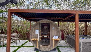 Velvet Bloom - Bubbling Spa Retreat with Sauna & Jacuzzi - Photo 2