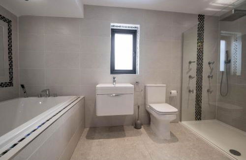 Magnolia House with Hot Tub Park Facilities - Photo 16