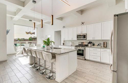 Poolside and Hot Tub Lounging Luxe Rio Rancho Home - Foto 2