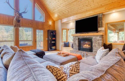 Iron Mountain - Spacious Secluded Lodge with Hot Tub & Game Room - Photo 1