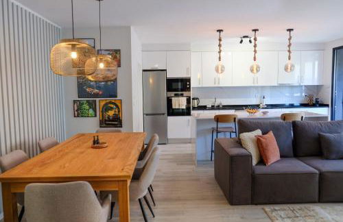 New 3 Bedroom Luxury Family Apartment - Airco, King Size Beds, Fully equipped kitchen, Balcony, Washingmachine, 2 bathrooms, Free parking, Fast Internet, 142m2 - Foto 25