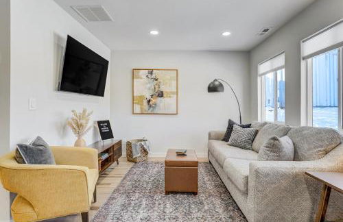 Secluded Westside Cottage - King Bed, Hot Tub, Views, Near Parks and Trails! - Foto 1