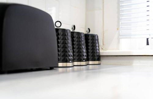 Cheerful 2 Bedroom Homely Apartment, Sleeps 4 Guest Comfy, 1x Double Bed, 2x Single Beds, Free Parking, Free WiFi, Suitable For Business, Leisure Guest, Contractors, QE Hospital, Glasgow, Near Airport & City Centre, Perfect For Common Wealth Games 2026 - Foto 30