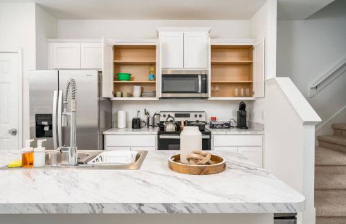 Stylish & Chic 2BR Townhome | Close 2 Bch. - Foto 13