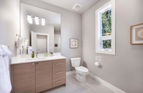 Modern Kirkland 4BR Family Oasis Kids Paradise - Photo 32