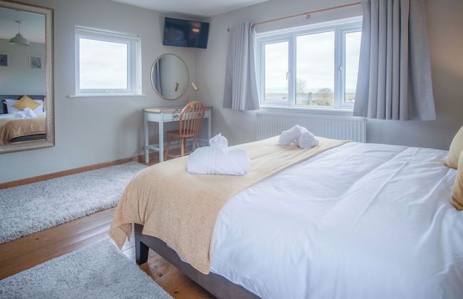 Hill House - 4 Bedroom - Llanrhidian - Photo 24