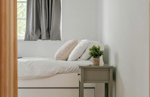 Surrey's Charming Modern Maisonette with Parking - Pass the Keys - Foto 21