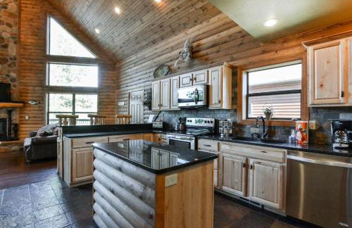 Luxury Lakefront Chalet Resort 2 Pools FREE Amenities Dock MiniGolf Waterslide - Foto 23