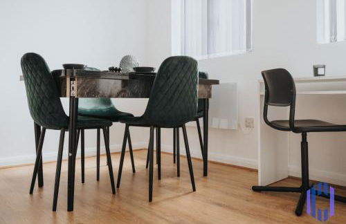 Sophisticated & Stylish Flat near Manchester Airport - Sleeps 9 - Foto 8