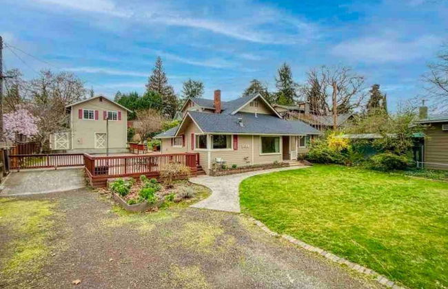 Medford Home and 2 Condos With Pool and Hot tub - Photo 30