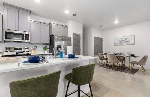 NEW 1 Story Townhome 6 BDs 5 Mile Baylor Scott & White Fenced Backyard - Professionally Managed by Stay Albatross - Foto 17