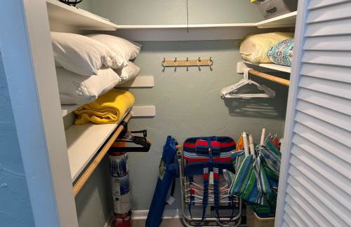 Welcome to Sandpiper Beachfront Condo Cozy 1-bed in JAX Beach, perfect for couples! Pet-friendly! - Foto 20