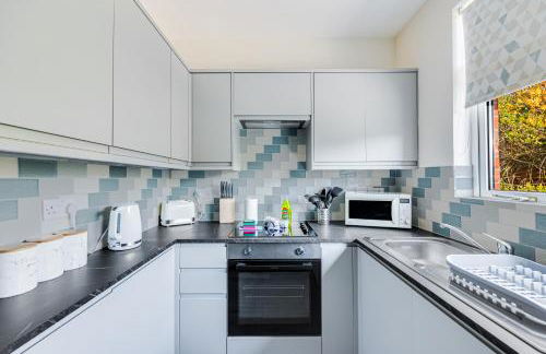 Charming Detached Bungalow - Close to Town Centre - Driveway Parking, Self-Check-In, Fast WiFi and Garden by Yoko Property - Photo 15