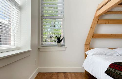 Historic 1900s Townhome with a Modern Flair - Foto 32