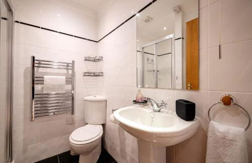 Coastal Escape with Balcony & River Dart Views - Foto 31