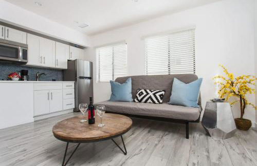 Sunny 1 Bedroom in the Heart of Venice Beach - #3 - Photo 1